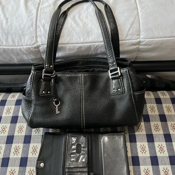 Fossil Black Pebbled Leather Shoulder Bag with Matching Wallet - Picture 2 of 5